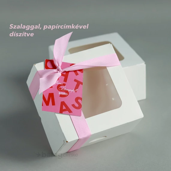 szalaggal, papírcímkével díszített ablakos doboz